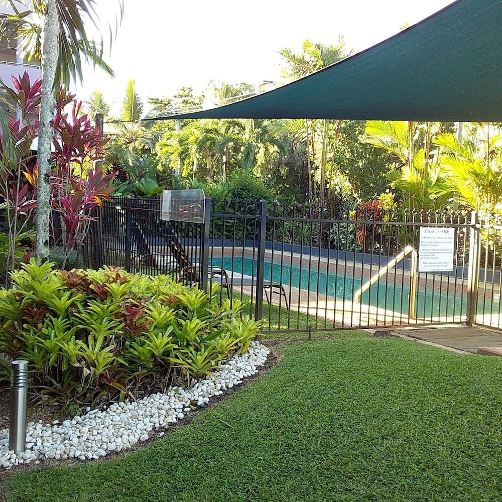 The York Beachfront Holiday Apartments Yorkeys Knob Экстерьер фото