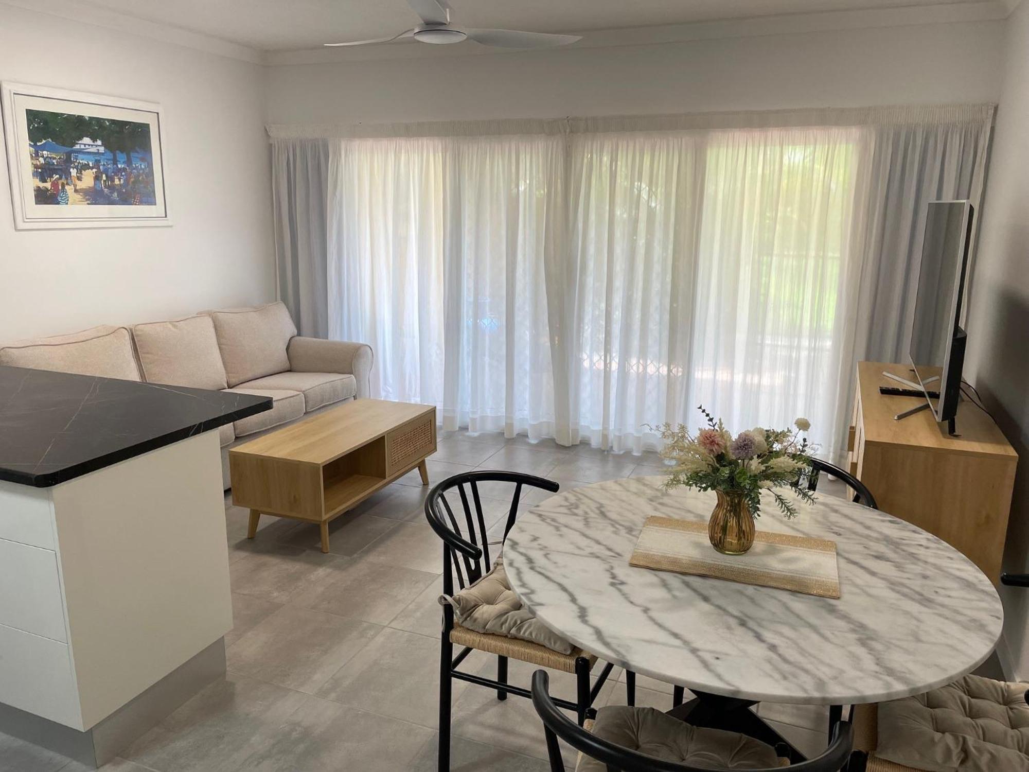 The York Beachfront Holiday Apartments Yorkeys Knob Экстерьер фото