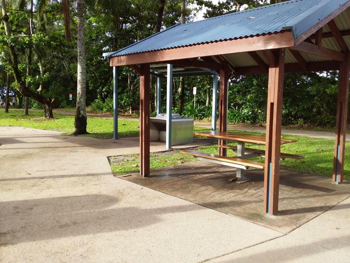 The York Beachfront Holiday Apartments Yorkeys Knob Экстерьер фото